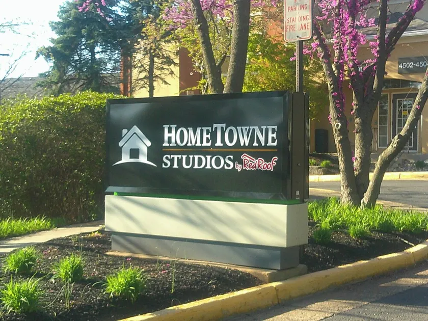 HomeTowne Studios by Red Roof Chantilly - Image 1