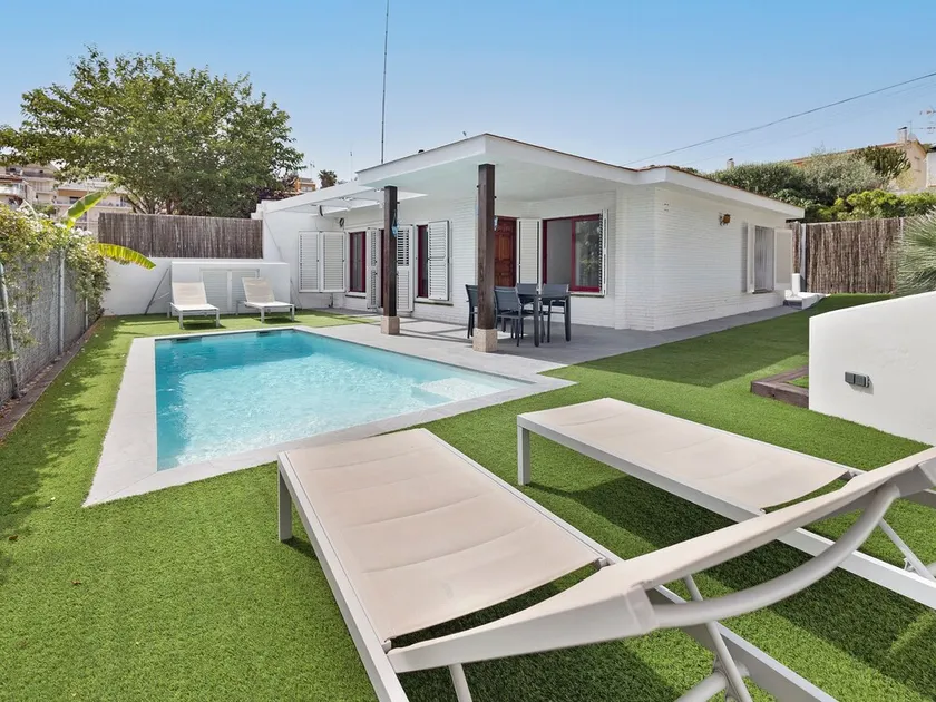 Holiday Home with Mountain Views, Private Pool, Air Conditioning and WiFi - Image 1