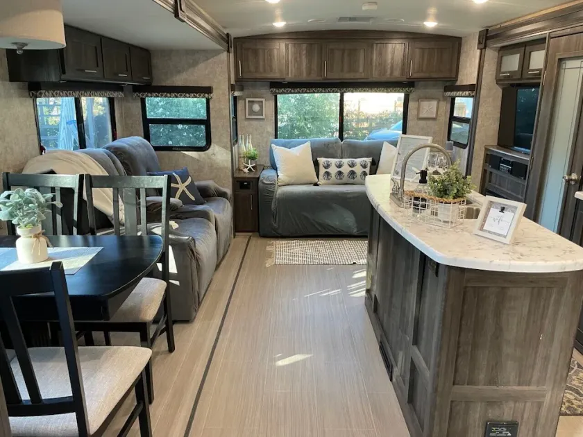 Fully sanitized with bbq & lawn, super soft linens, safe, country setting - Image 1