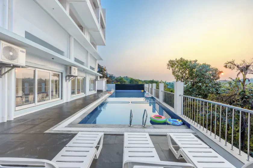 Alaya Stays MidPoint Uno Pet-friendly 1 Room Retreat with shared pool, Entertainment Area and kids area Near Dabolim Airport - Image 1