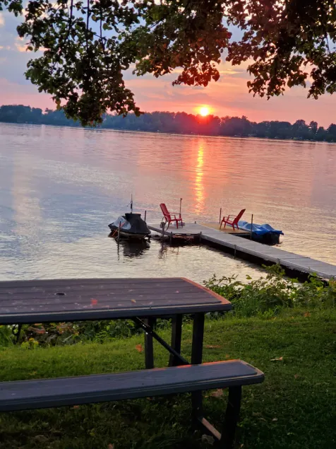 Entire lakeside cottage with 6 person hot tub - Image 1