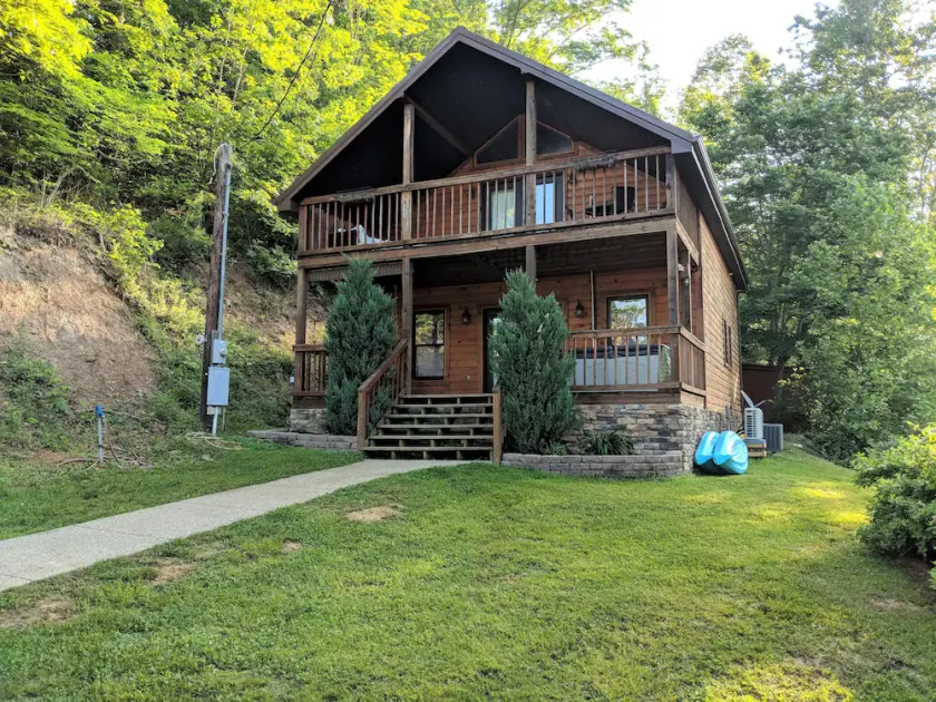 Private & Secluded Yatesville Lake Cabin Rental, Lakeview, Wifi, Kayaks, Arcade! - Image 1