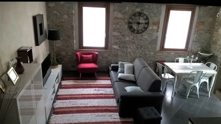 Rilassati in piscina, coccolati nella wellness, sorseggiando un buon vino locale - Image 1