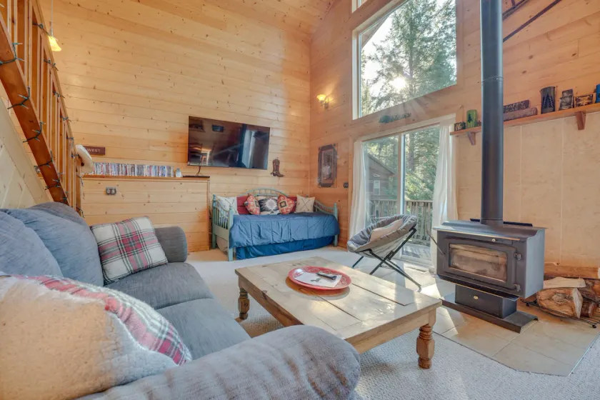 Fredelig Hillside Leavenworth Cabin på ½ acre Lot! - Image 1