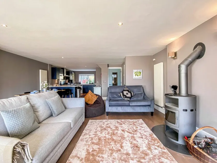 4 bedroom accommodation in South Cerney - Image 1