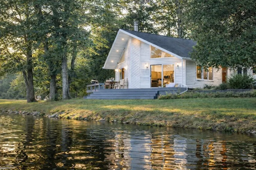Pet-Friendly Riverfront Cabin on 5 Acres with Fast Wi-Fi in Central U.P.. - Image 1