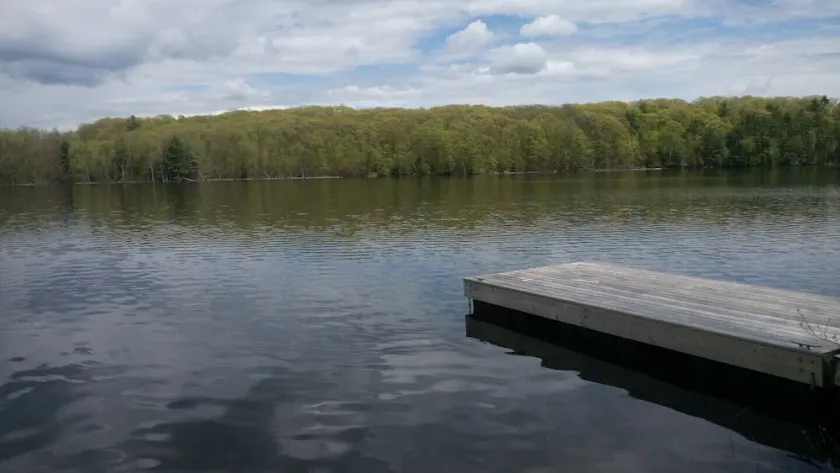 Cette belle maison privée avec BATEAU LANCER, sur la belle BOBS LAKE ON. - Image 1