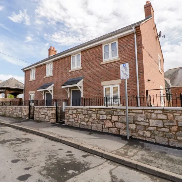 Modern Property in Town Centre Location With Parking - Image 1