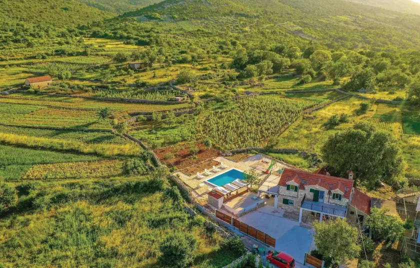 Two-Bedroom Holiday Home In Ljubitovica - Image 1