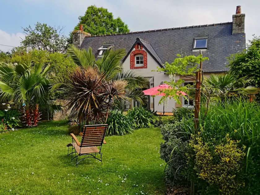 690-Charming villa in a lush garden - Image 1
