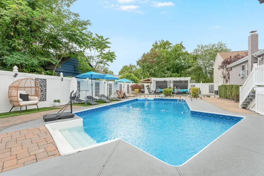 Chic & Elegant Retreat With Pool And FREE Parking Sleeps 16 Guests  - Image 1