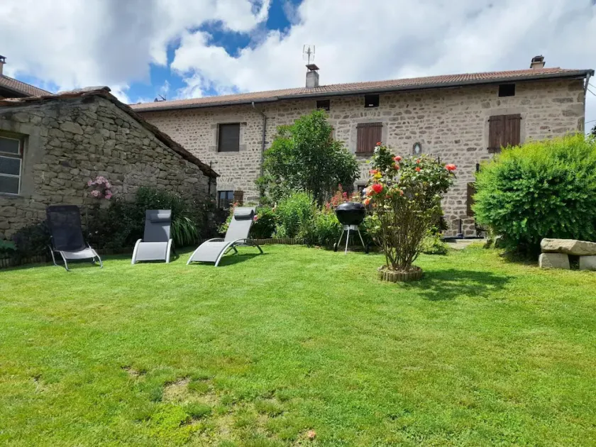Charming renovated farmhouse, large garden, 8 bedrooms - Image 1