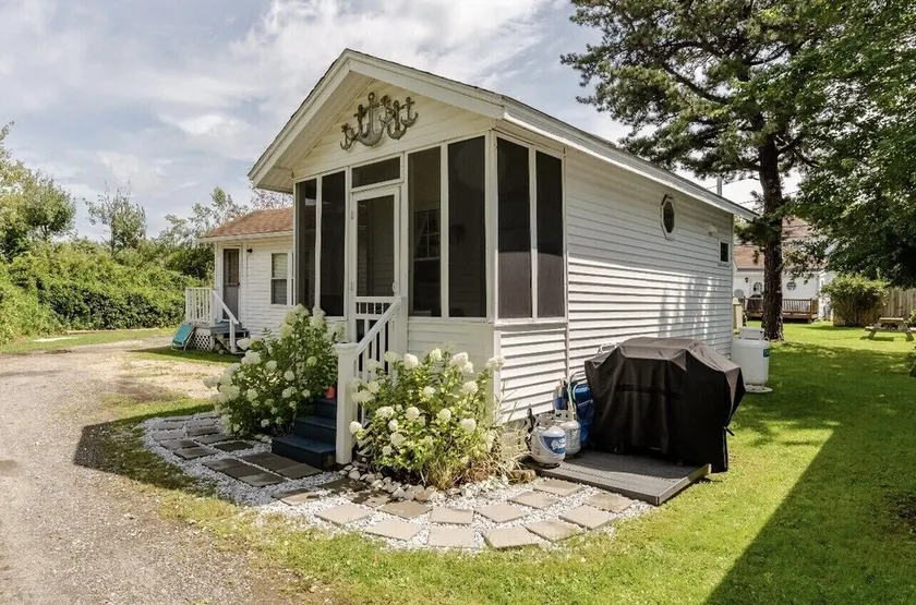 Charming Pine Point OOB Beach Cottage Tiny House, Steps away from the beach - Image 1