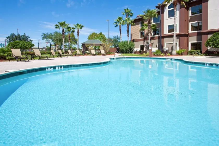 1 Bedroom | Outdoor Pool + Free WiFi - Image 1