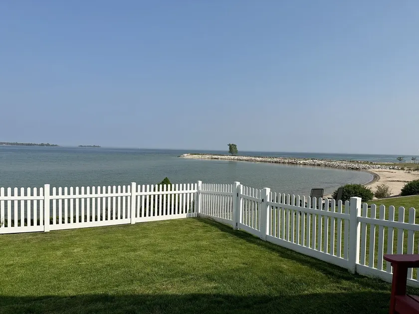 E&K Harbor Inn 1 bedroom Suite on lake Michigan in downtown Baileys Harbor - Image 1
