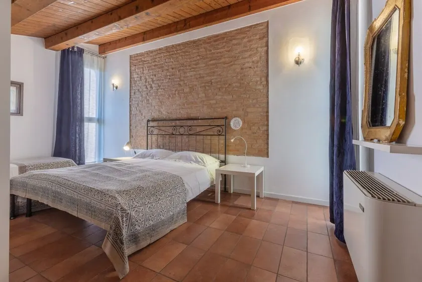 GuestHost - Apartment located inside a villa, shared with the owner.Perfect place for those looking for a stay surrounded by greenery, quiet and away from city traffic.The historic center is only 15 minutes by car or 20 minutes by bus (n. 310).It is poss - Image 1