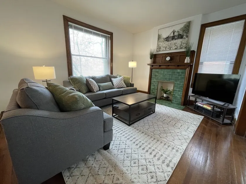 Your Hyde Park Retreat – Pet-Friendly, Walkable, Sleeps 6 - Image 1
