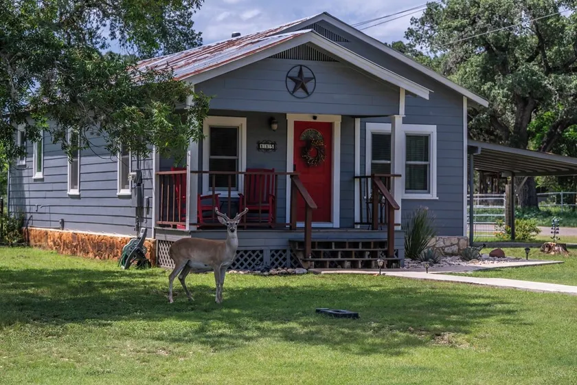 Peaceful Lower Downtown Bandera, King Bed, Pet Friendly w/ Large Fenced Yard! - Image 1