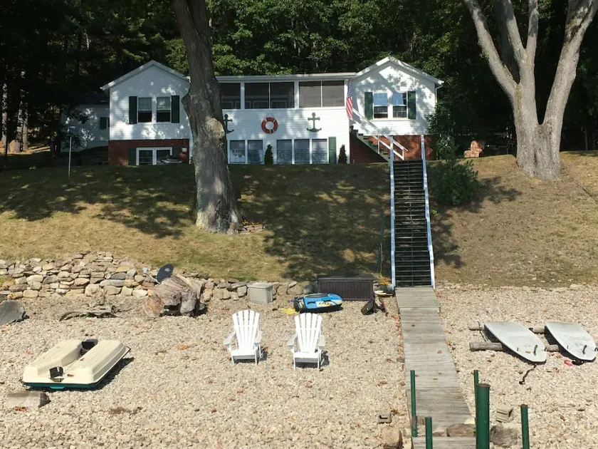 Familie sjov på denne smukke Lakefront Adirondack Camp - Image 1