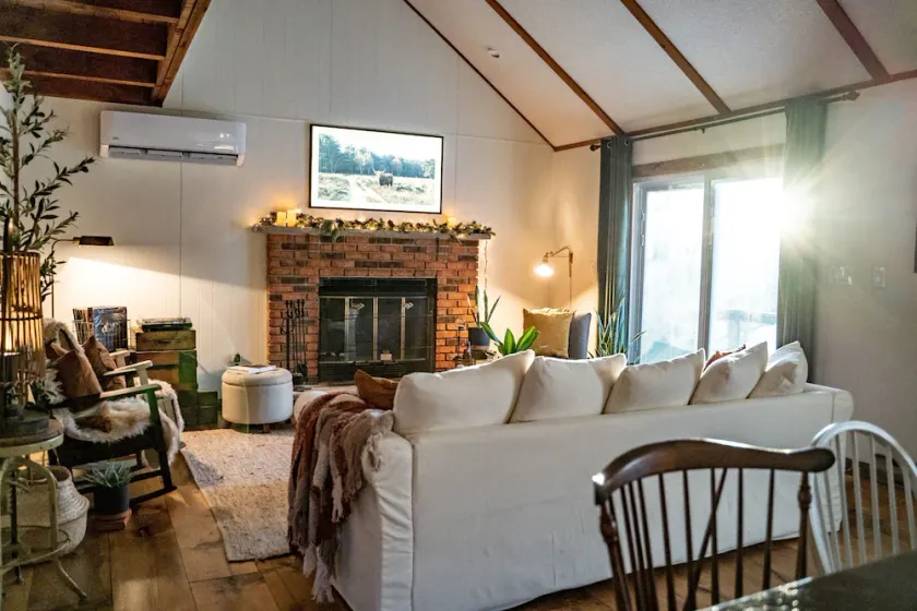 Cozy 4BR Escape in Amenity Filled Hideout - Image 1