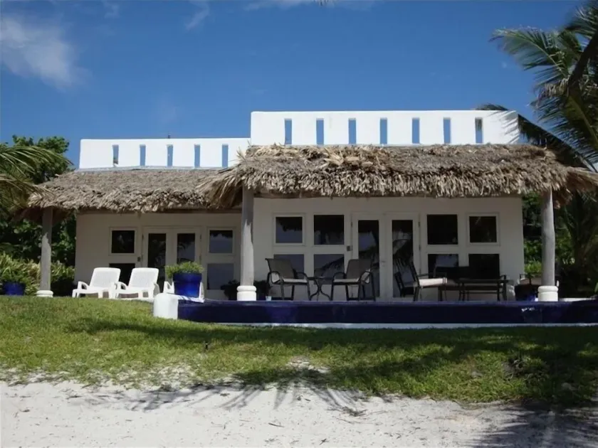 Luxury modern beach in front of the house - Image 1