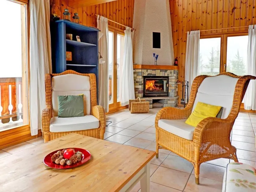 Yta: ca 120 m² Vardagsrum med soffa, öppen spis. 2 sovrum med 2 enkelsängar - Image 1