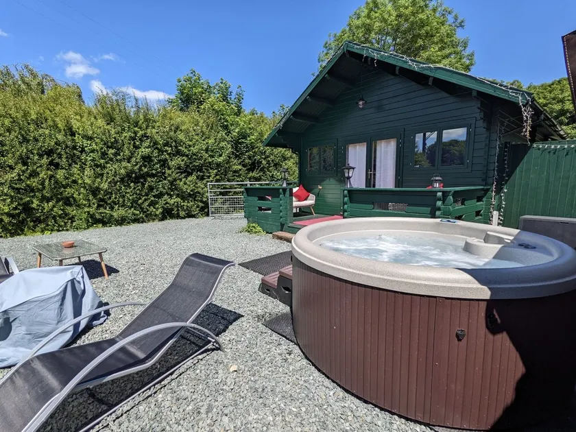 Isle of Anglesey - cute dog friendly cosy cabin with dedicated EV charging  - Image 1