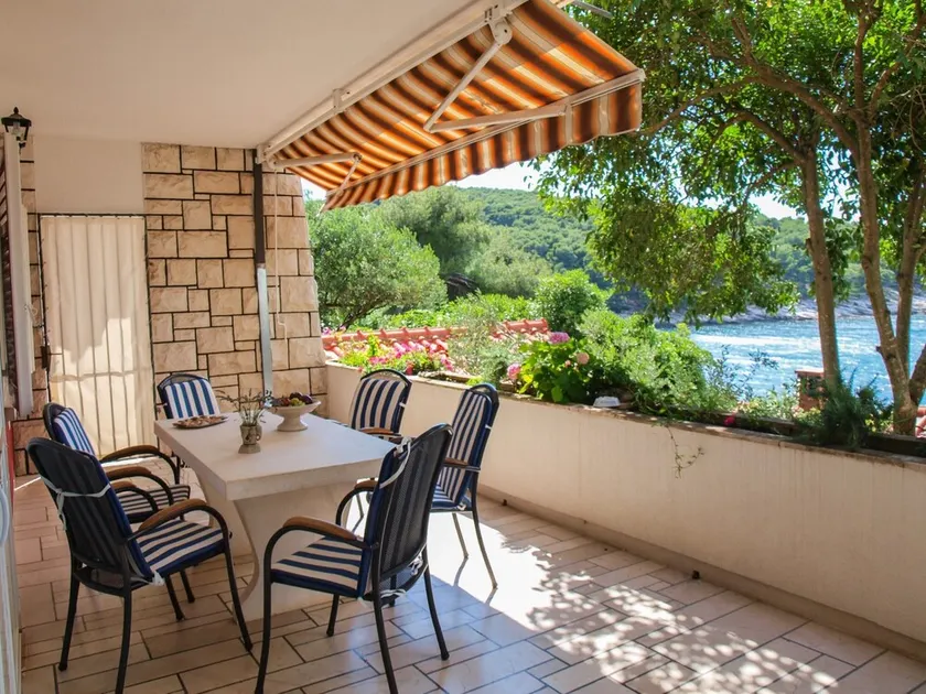 Apt sur la plage avec grande terrasse et jardin - Image 1