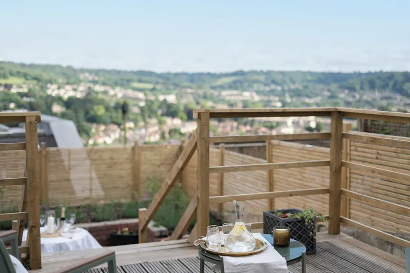 Garden apartment with balcony - Image 1