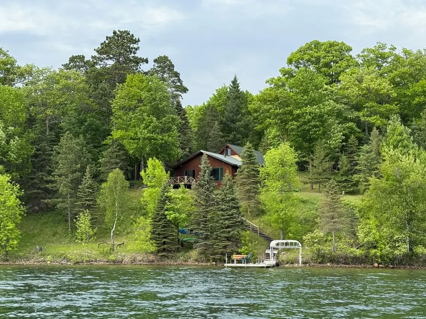 Vackra sjön Hem Inbäddat i norra skogen - Image 1