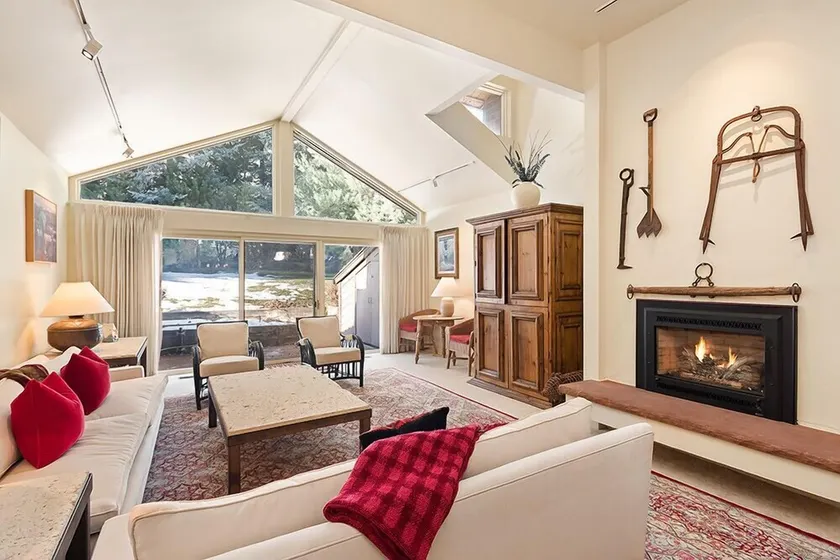 Clarendon Unit 2, Beautiful Townhouse, Expansive Living Area, Vaulted Ceilings, Private Patio - Image 1