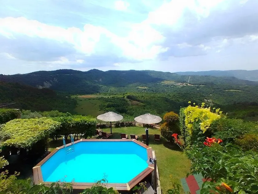 Casa para famílias em Draguć, Ístria, com lindo jardim e vista deslumbrante - Image 1