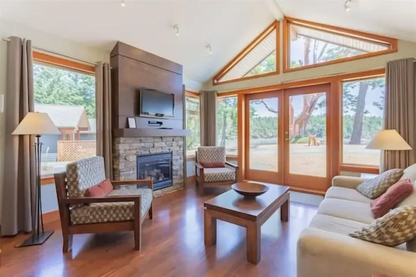 Waterfront Cottage - Mayne Island Resort - Image 1