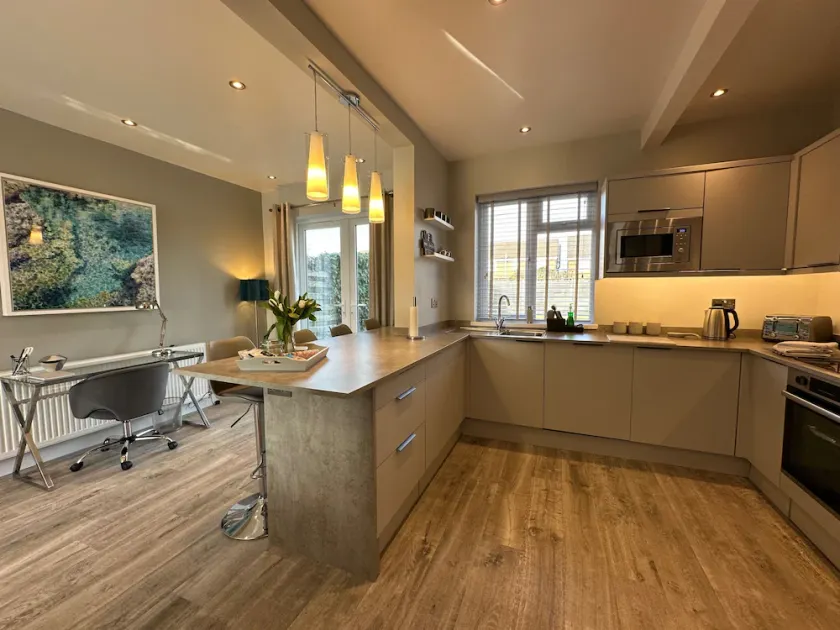 Stylish Home - Sleeps 4 & Free Parking - Image 1