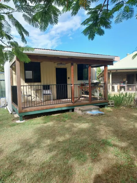 Bundaberg PETS A/C Small Rustic Cabin 1 bed kitchenette fridge bathroom BBQ deck - Image 1