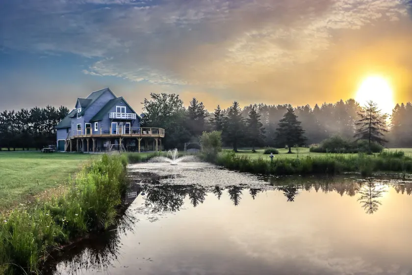 SUMMER SPECIALS  Beautiful lake front, beach and pool table - Image 1