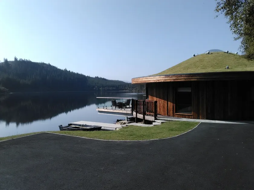 Loch side property with private hot tub and own Loch - Image 1