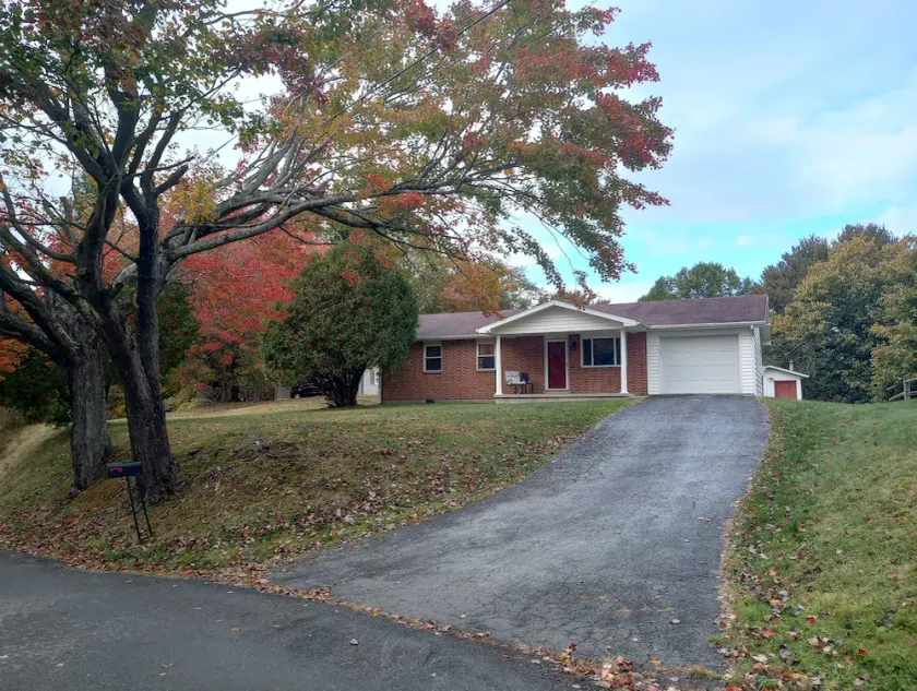Beckley Escape .. Near the Crossroads Mall and 20 minutes to the New River Gorge - Image 1
