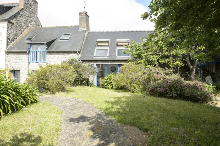 Maison en Pierres Avec Terrasse et Jardin - Image 1