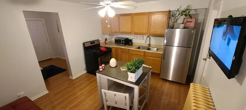 Chic, Cozy home, by Blue Line Train Stop + Free parking - Image 1