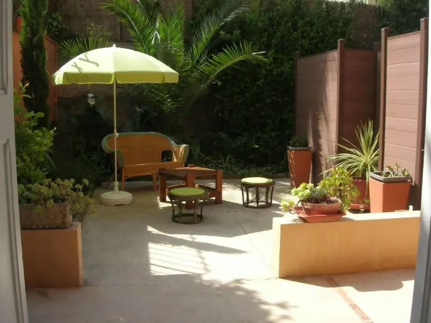 Grand T2 de caractère, centre ville avec jardin/patio. - Image 1