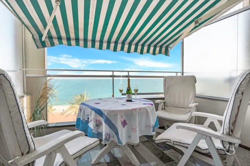 La Prom 2 - a two bedroom apartment with a sea view - Image 1
