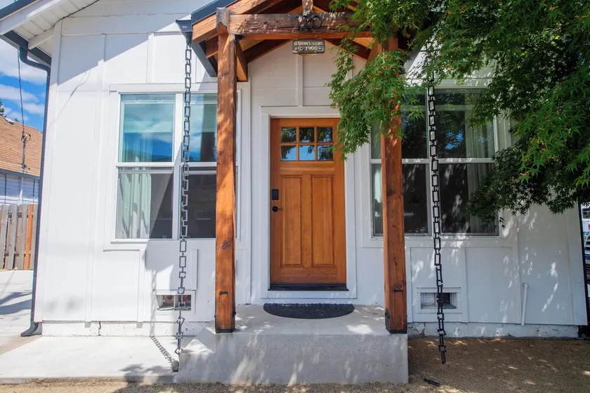 Rogue House · 1800s Downtown Storefront · Hot Tub · Fire Pit · Walk to River - Image 1