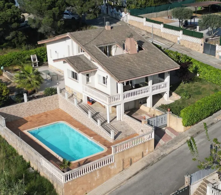 Vivenda espaçosa em Tordera ,, 12 pessoas com gr. Piscina, a apenas 10 minutos da praia - Image 1