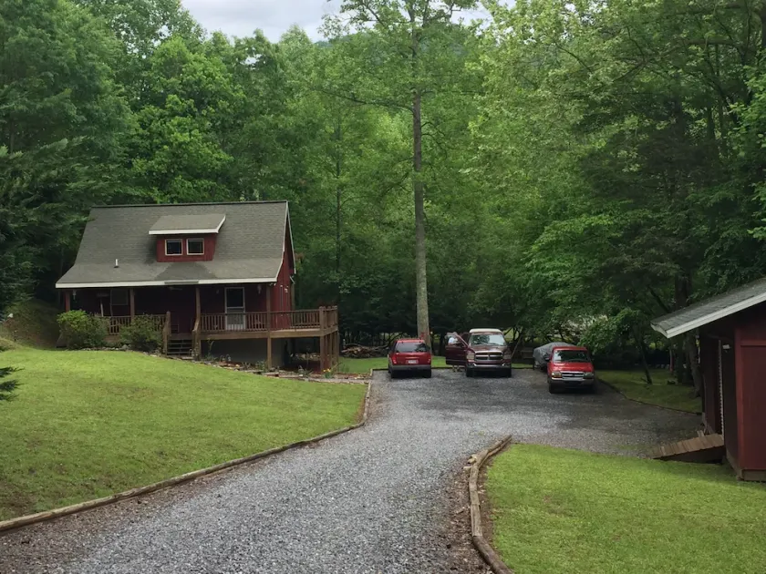 Creekfront on Tusquittee Creek Cozy 1BR/1BA Sleeps Four - Image 1