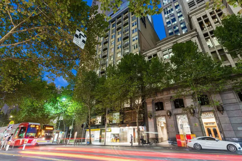 A Stylish & Central 2BR Apt Near Flinders Station - Image 1