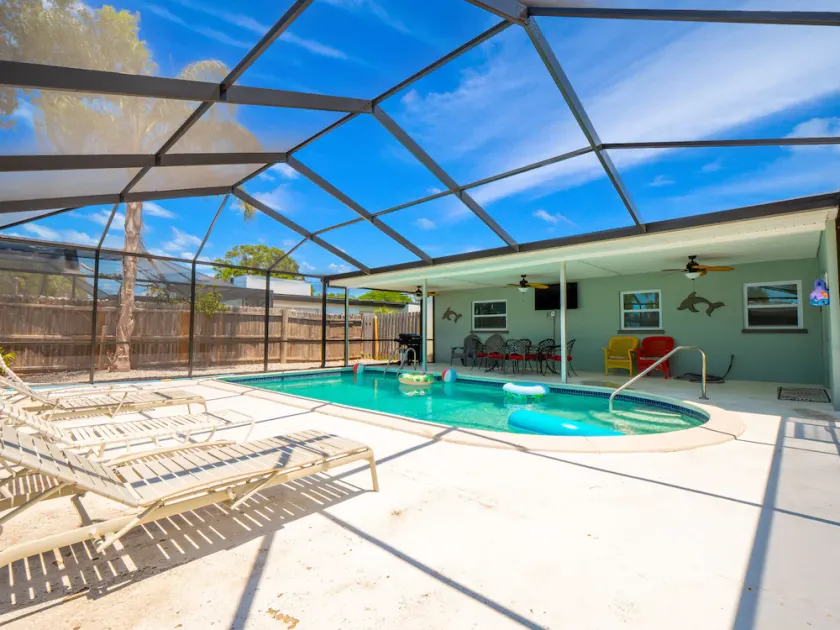 Hermosa casa remodelada de 4 dormitorios / 2 baños con piscina - Image 1
