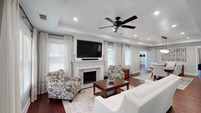 Modern 3 BR bungalow sleep 8, family/pet friendly, 15 min from downtown/outlets - Image 1