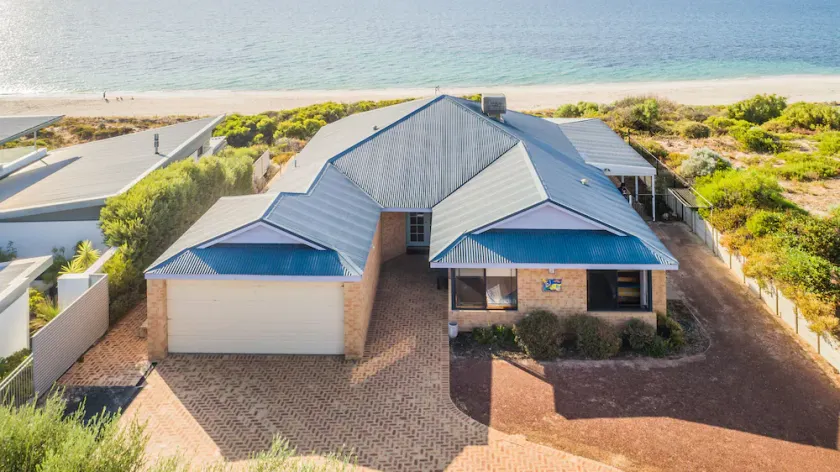 Oceanside relaxing beach front views. Wifi .  Light spacious for shared times - Image 1