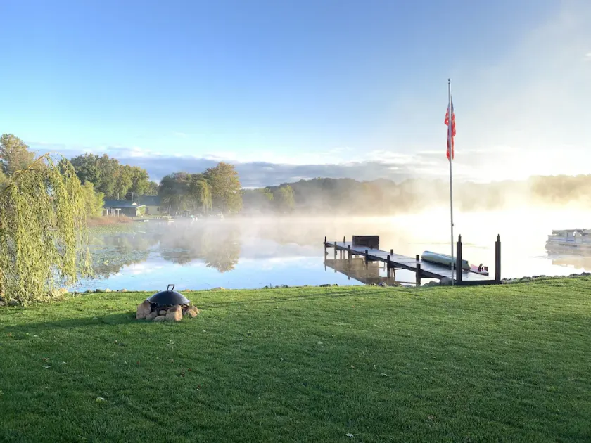 This two-bedroom Lakeside cottage is a magical place with new fiber INTERNET - Image 1